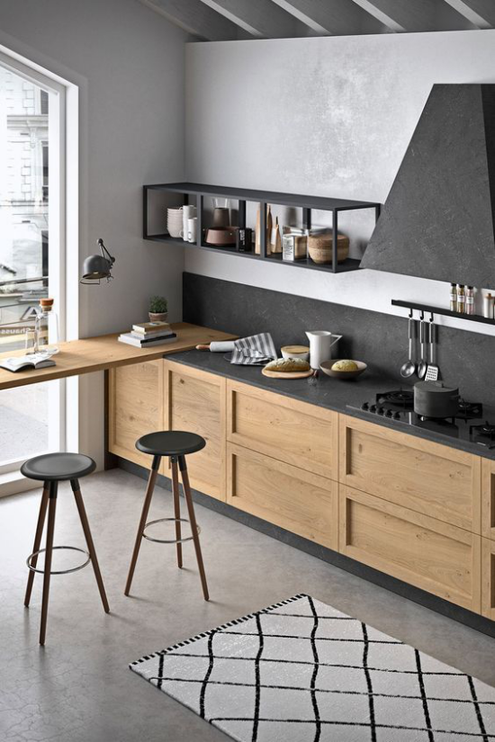 integrierte Dunstabzugshaube sehr ansprechende Küche helles Holz grauer Boden Schränke schwarze Akzente