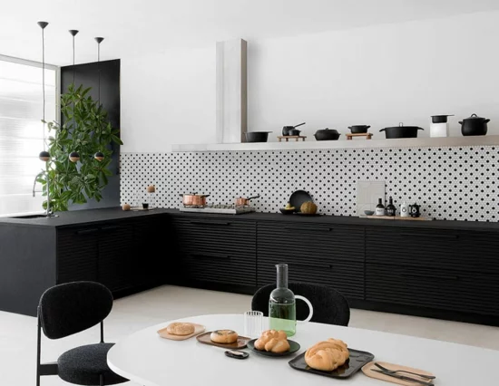 küche ohne hängeschränke offene regale minimalistische einrichtung