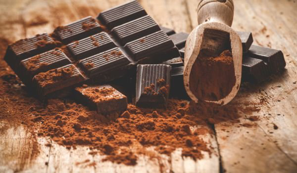 natürliche Fettverbrenner dunkle Schokolade mit hohem Kakaoantei über 75 Prozent ist gesund und fördert die Gewichtsabnahme