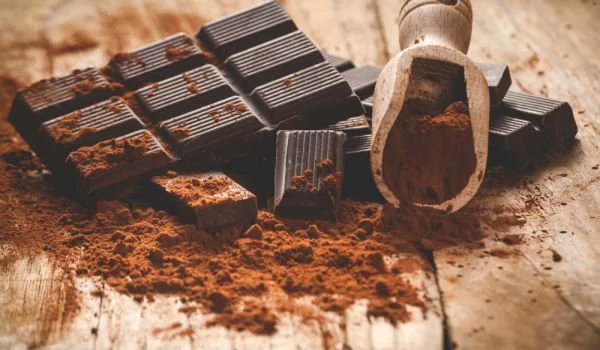 natürliche Fettverbrenner dunkle Schokolade mit hohem Kakaoantei über 75 Prozent ist gesund und fördert die Gewichtsabnahme
