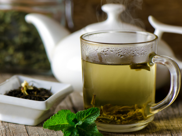 natürliche Fettverbrenner grünen Tee trinken mit anderen Kräutern mischen beliebtes Heißgetränk