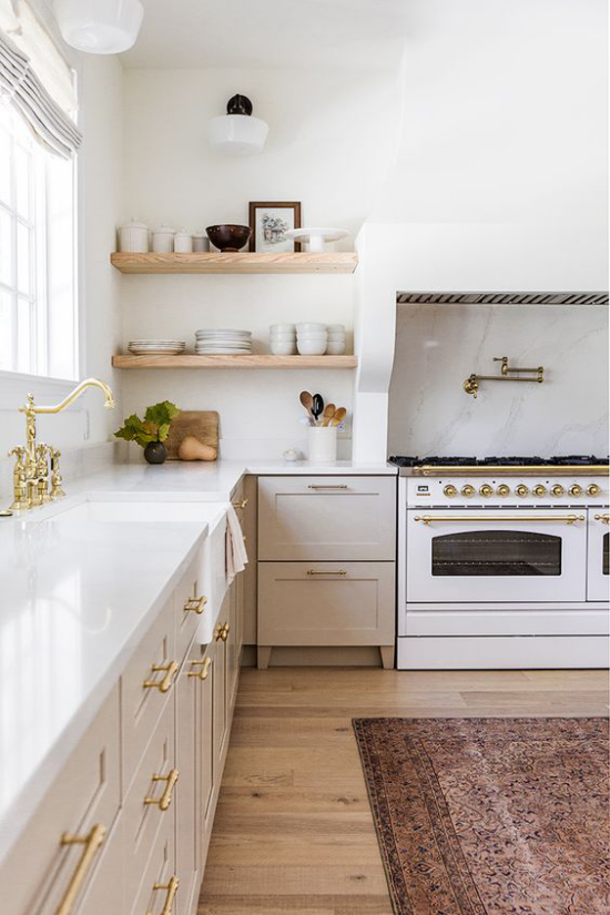 zeitlose Farben Retro Küche nach der Renovierung hell einladend in neutralen Farben goldglänzende Griffe