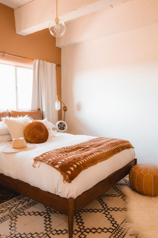 zeitlose Farben Schlafzimmer in warmen Erdtönen Fenster Bett Wurfdecke mit Ethno -Motiven
