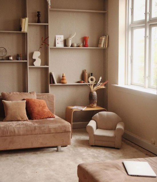 zeitlose Farben gemütliches Wohnzimmer in warmen Erdtönen Wandfarbe Boden Sofa kleiner Sessel