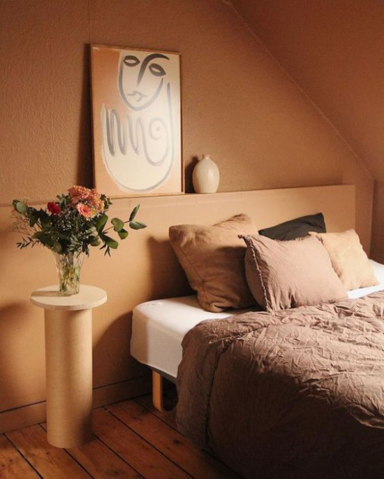 zeitlose Farben gemütliches warmes Schlafzimmer in Erdnuancen sehr einladend wirken Bett Bettwäsche Wandbild Nachttischlampe