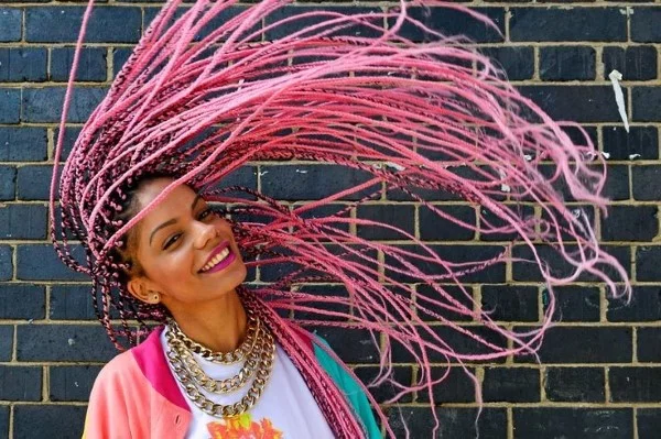 90er Frisuren erleben ein Comeback mit coolen Schnitten und Styles box braids modern rosa