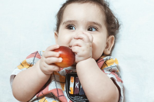 Babybrei Rezepte und Tipps für eine gesunde und schmackhafte Beikost baby isst pfirsich