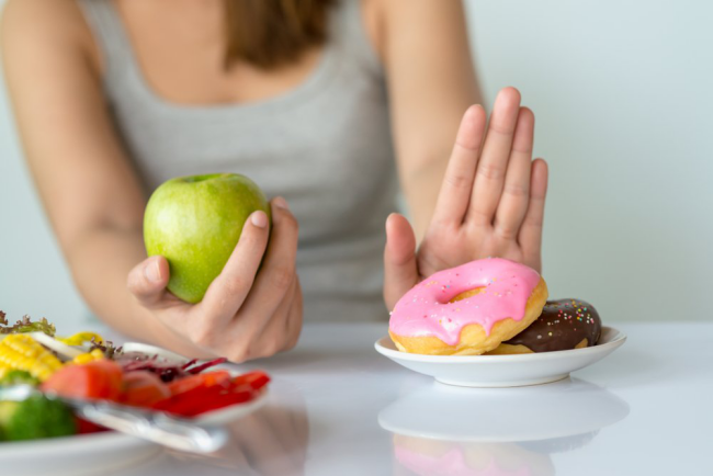 Diät-Regeln einen Apfel essen ist gesünder anstatt etwas Zuckerhaltiges zu naschen