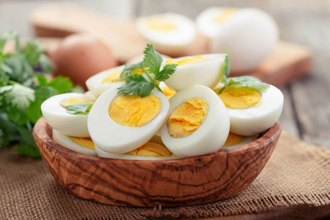 Diät-Regeln gekochte Eier gesund abnehmen enthalten hochwertiges Eiweiß kaum Kohlenhydrate wenig Fett