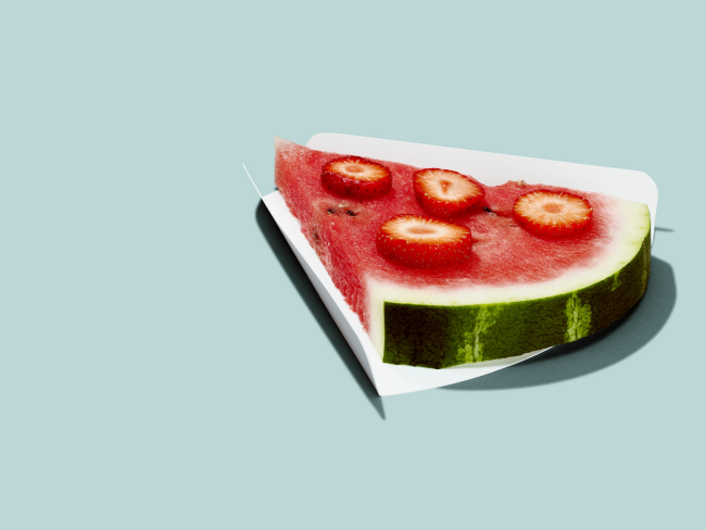 Diät-Regeln gesund abnehmen ein Stück Wassermelone garniert mit Erdbeeren kaum Kalorien