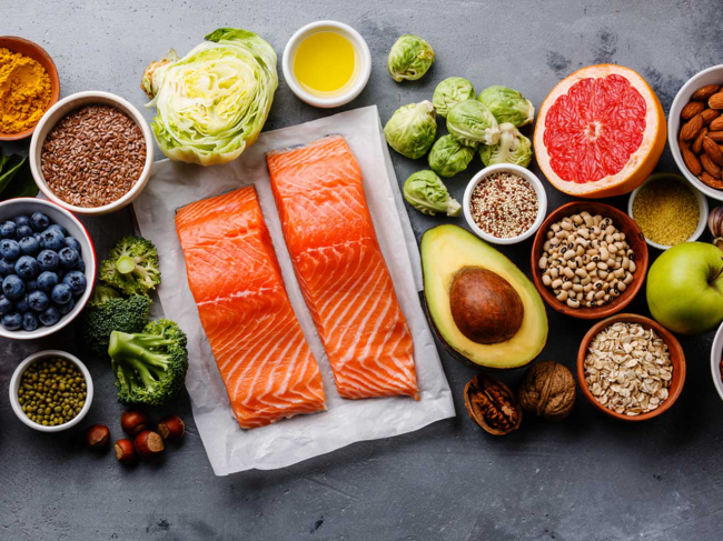 Diät-Regeln gesunde Fette zu sich nehmen Lachs Avocado Nüsse Obst und Gemüse Hülsenfrüchte