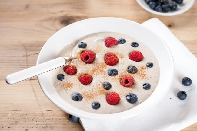 Diät-Regeln gesundes Frühstück Joghurt mit Brombeeren und Himbeeren