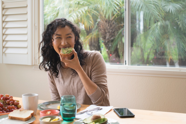 Diät-Regeln junge Frau bei Tisch gesunde Ausstrahlung selbstbewusst gesunde Ernährung