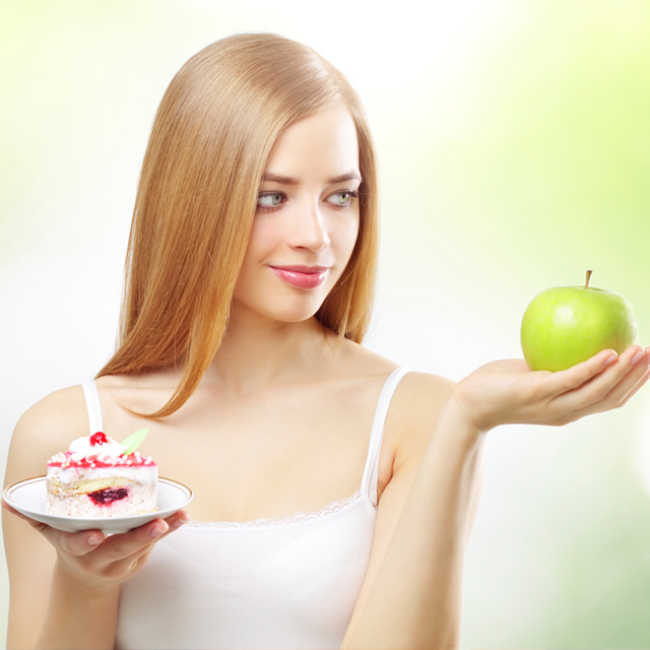Diät-Regeln junges Mädchen in Zweifel Apfel essen oder sich etwas Süßes gönnen