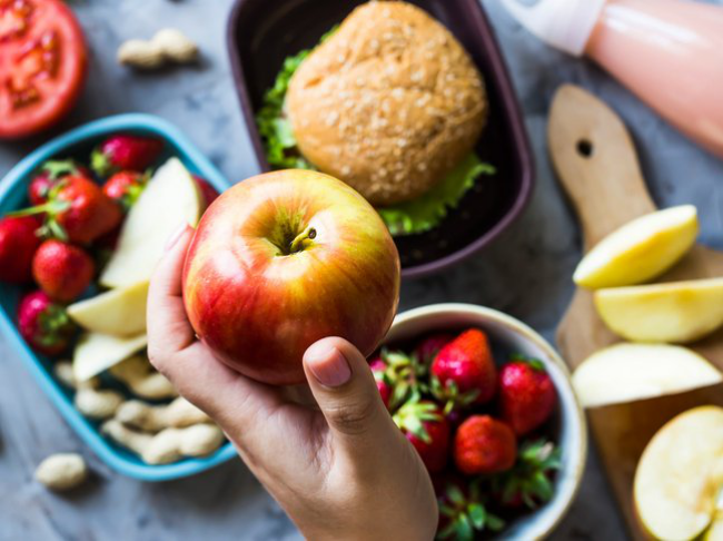 Diät-Regeln sich gesund ernähren Hamburger oder viel frisches Obst essen