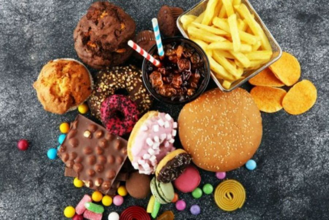 Diätfallen Fast Food viele Leckereien zu viele Kalorien vom Speiseplan durchzustreichen