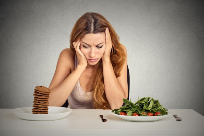 Diätfallen junge Frau im Zweifel Salat oder Leckeres Fehler in der Ernährung