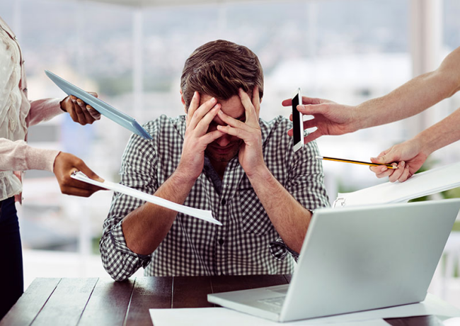 Diätfallen junger Mann im Büro unter Stress Telefonate viel Arbeit Nerven lieber abschalten