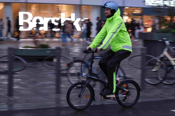 Fahrradbekleidung – kleine Kaufberatung für Hobby- und Profi-Radfahrer regen stadt radfahren