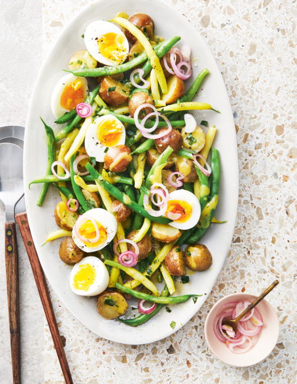 Frische Sommersalate französischer Bistro-Salat mit gekochten Eiern grüne Bohnen dazu