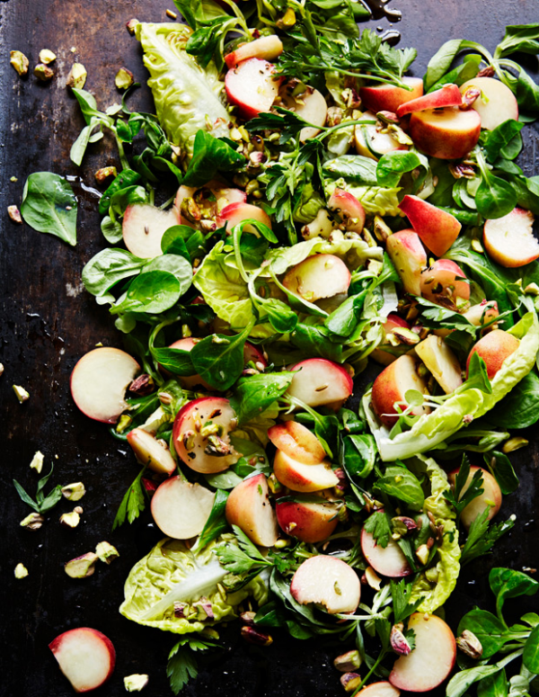 Frische Sommersalate fuer Vegetarier mit Kopfsalat Radieschen und Nüssen