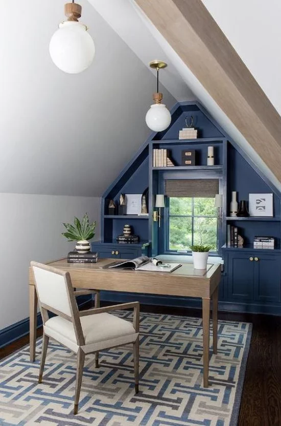 Heimbüro auf dem Dachboden blaue Regalwand unter der Schräge clevere Idee helles Ambiente Möbel aus hellem Holz Teppich