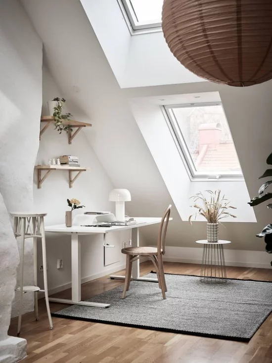 Heimbüro auf dem Dachboden idealer Ort zum Arbeiten Weiß dominiert grauer Teppich zwei Dachfenster viel Tageslicht