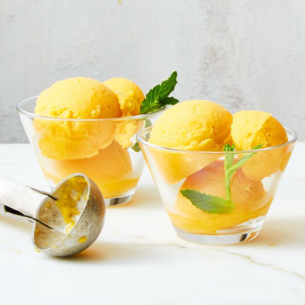 Melonen Desserts Melonenbällchen formen einfrieren mit Minze Blättern garnieren als Eis anbieten