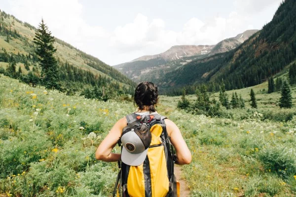 Wandern für die Seele – so gesund ist ein Trekking-Trip durchs Gebirge hiken mit rucksack