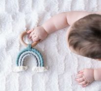 Makramee Ideen für Babys, die als Geschenk für frischgebackene Mamas perfekt sind