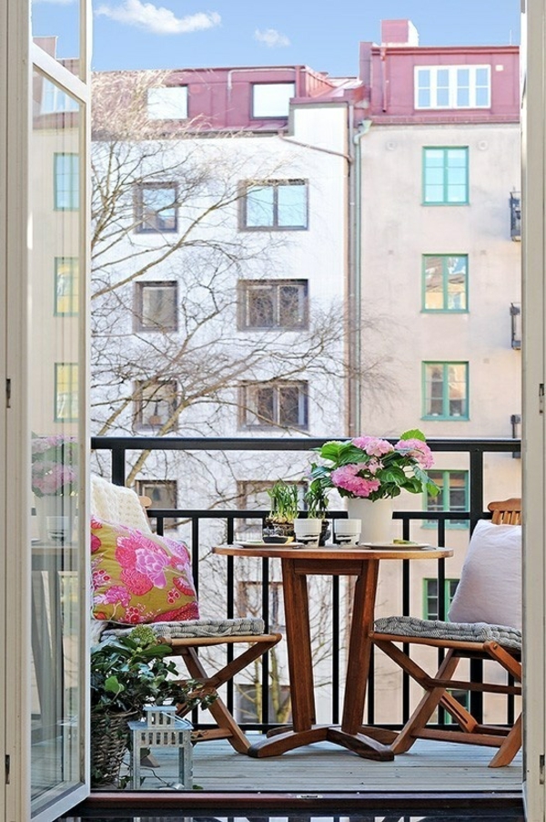 kleiner balkon deko ideen frische farben auswählen