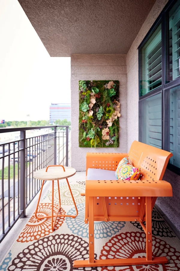 kleiner balkon deko ideen grüne wand farbige möbel