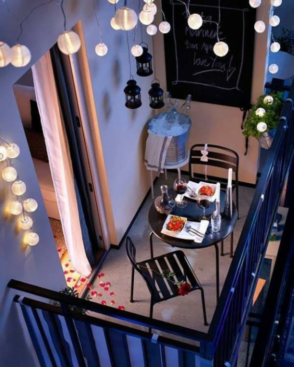 kleiner balkon deko ideen leuchterketten pflanzen romantisch gemütlich