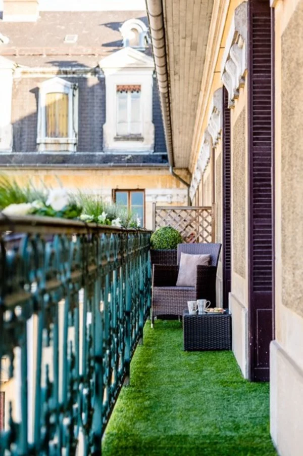 kleiner balkon deko ideen pflanzen gras grüne erholungsoase