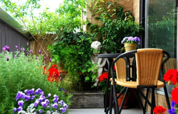 kleiner balkon deko ideen reichliche bepflanzung frische farben
