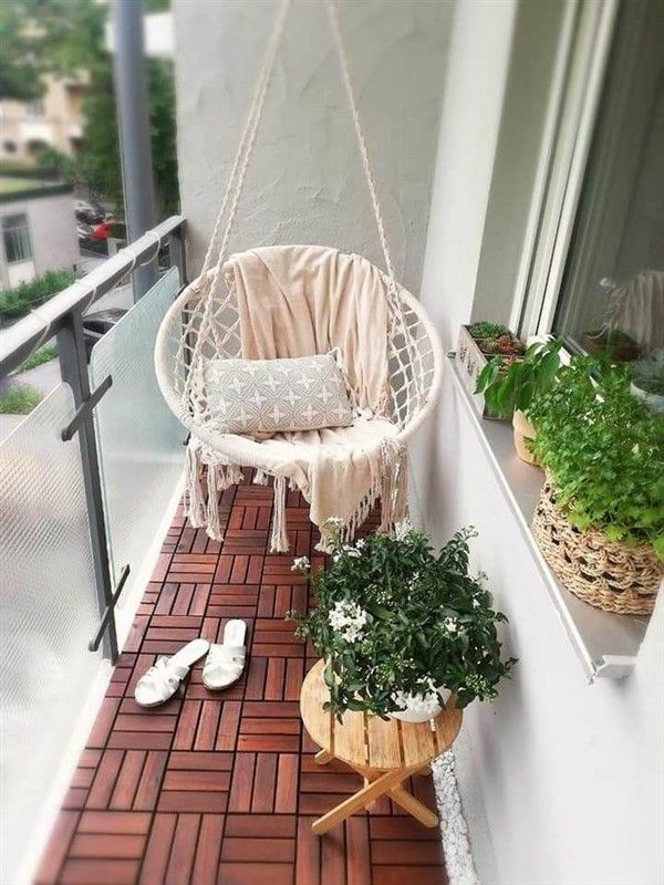 kleiner balkon deko ideen schaukel runder beistelltisch pflanzen