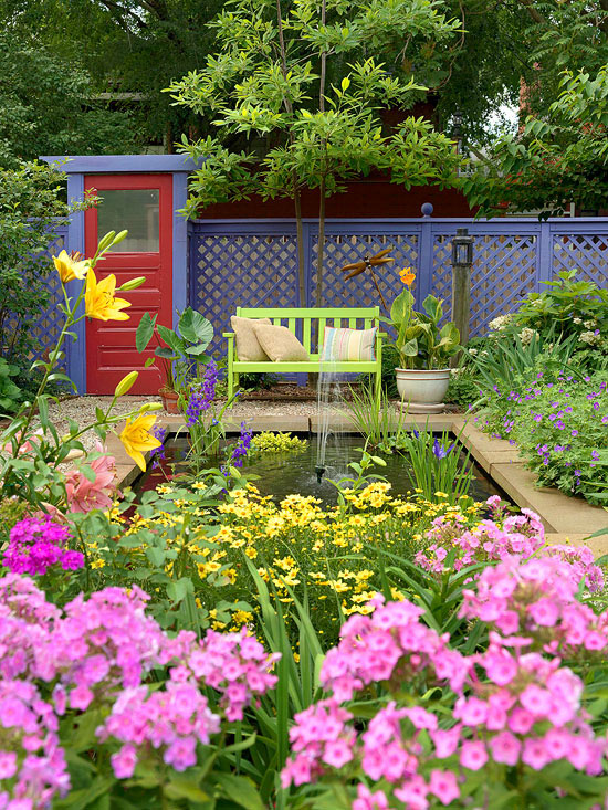 mehr Farbe in den Garten bringen gelbe und violette Blüten kleiner Gartenpool
