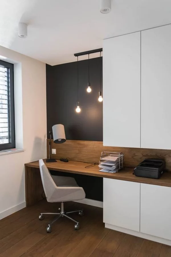 minimalistisches Home-Office Tageslicht aber auch künstliche Beleuchtung Hängelampen einfache Büromöbel
