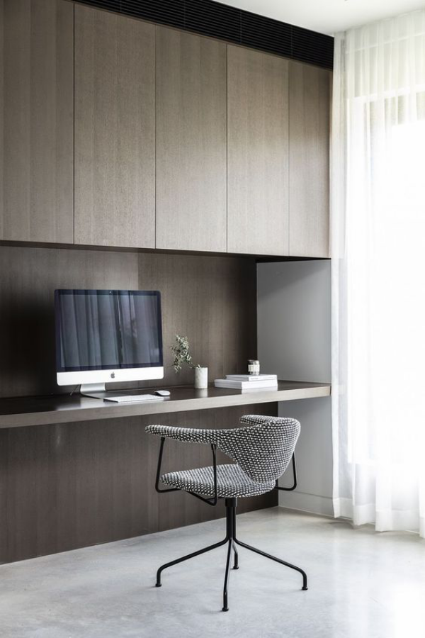 minimalistisches Home-Office ansprechende Raumatmosphäre Grau dominiert großer PC Bildschirm Bürostuhl aus Metall