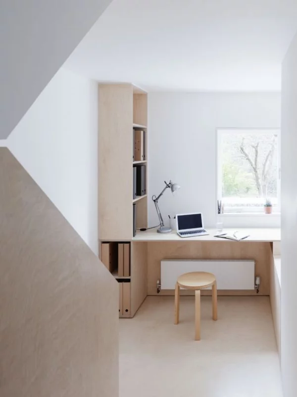 minimalistisches Home-Office ansprechendes Ambiente weiß und grau dominieren helles Holz viel Tageslicht