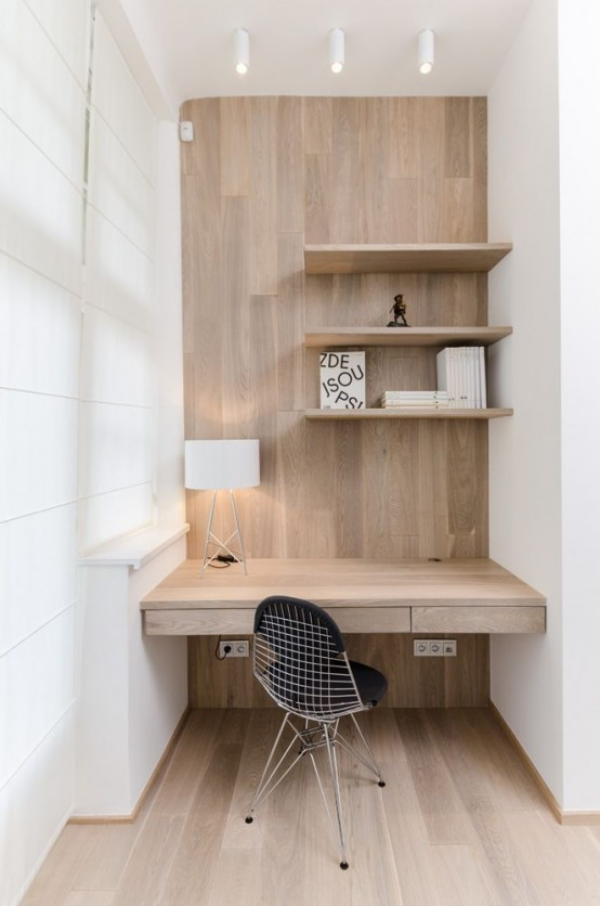 minimalistisches Home-Office auf kleiner Fläche in einer Nische viel helles Holz natürliche Wärme
