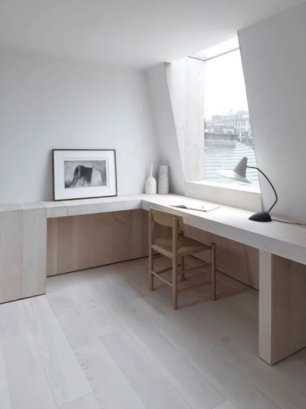 minimalistisches Home-Office einfaches Raumdesign viel Tageslicht Schreibtischlampe ein Bild links