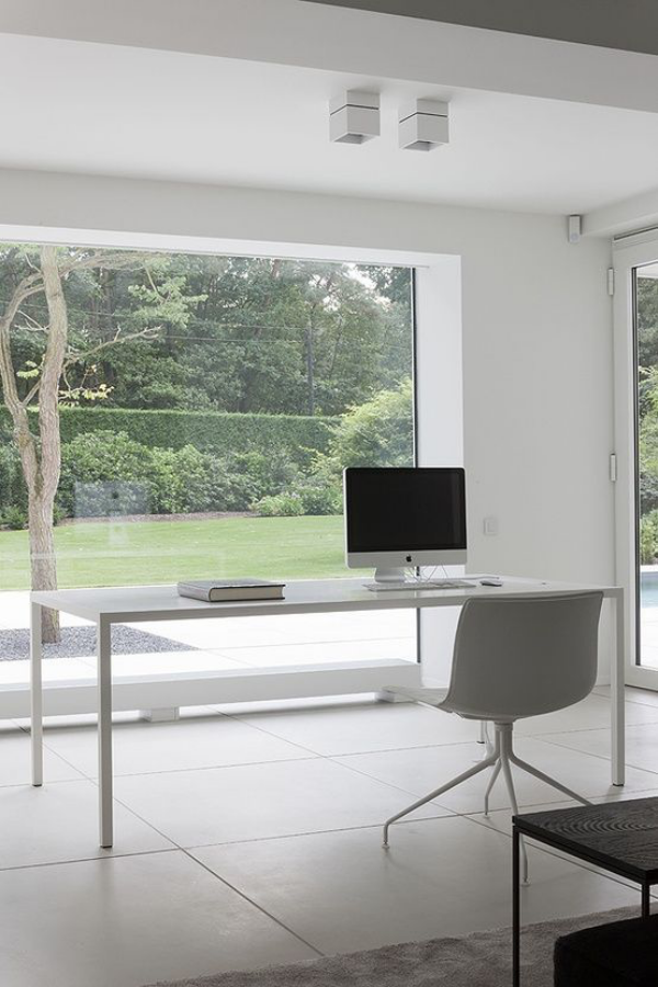 minimalistisches Home-Office elegante Büroeinrichtung helle Farben große Glastür Blick zum Garten