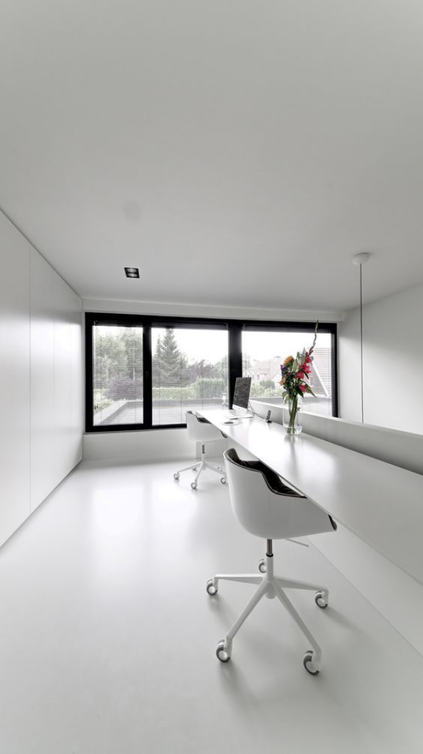 minimalistisches Home-Office geräumiges Heimbüro Platz für zwei Personen Weiß dominiert viel Licht