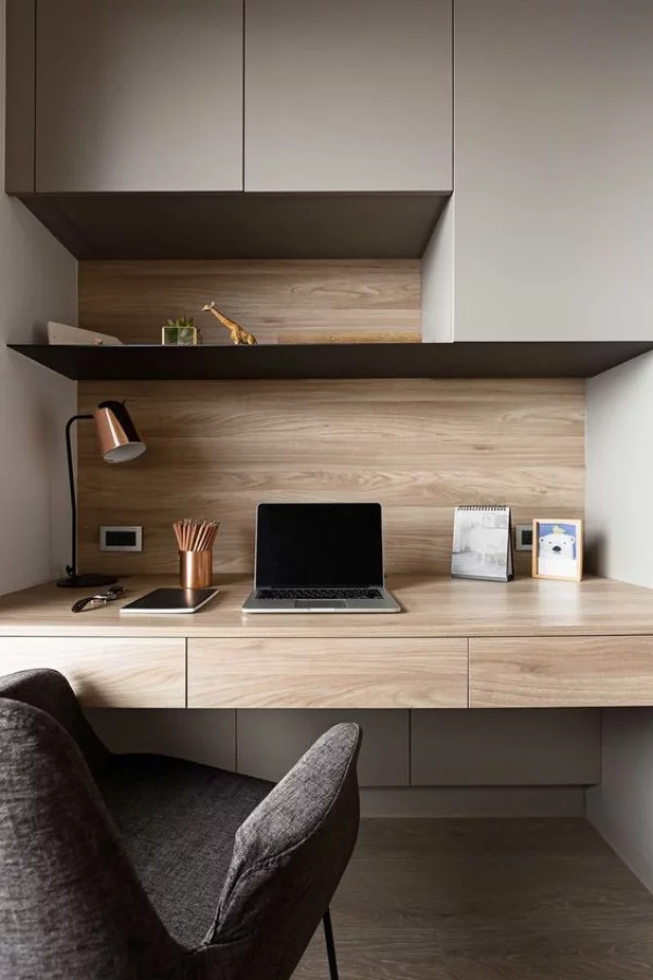 minimalistisches Home-Office helles Holz graue Oberschränke grauer Sessel sehr ansprechend