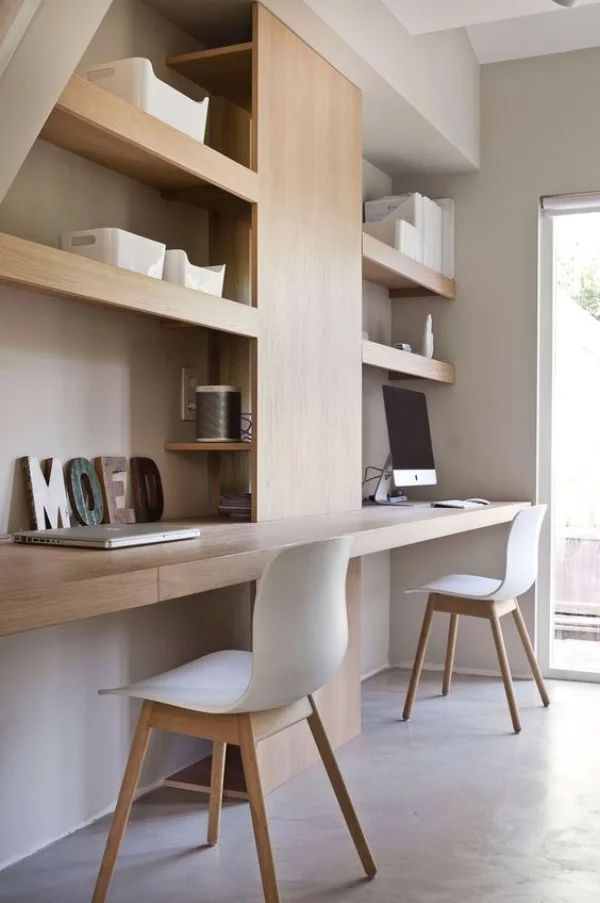 minimalistisches Home-Office helles Holz mit Weiß und Grau kombiniert gute Regaleinheiten