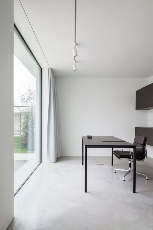 minimalistisches Home-Office helles weißes Ambiente viel Tageslicht französische Tür elegante schwarze Büromöbel