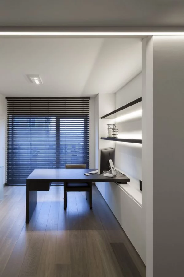 minimalistisches Home-Office integrierte LED-Beleuchtung arbeiten abends