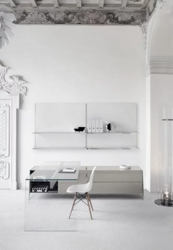 minimalistisches Home-Office interessantes Design Stilmix Schreibtisch aus Glas weiße Farbe Deko Elemente an der Zimmerdecke