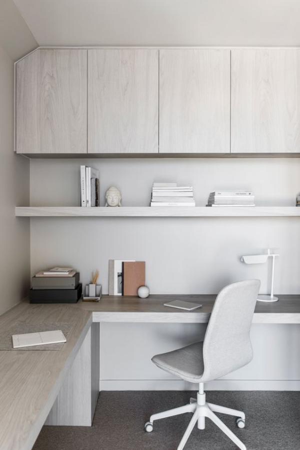 minimalistisches Home-Office perfekte Arbeitsatmosphäre schaffen in der Zimmerecke helle Farben Grau Weiß